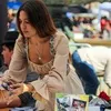 la autora de los libros en el vestido con los libros